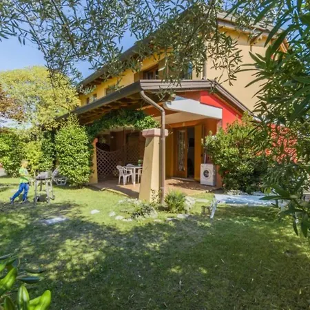 Cozy House With Shared Garden بيبيوني